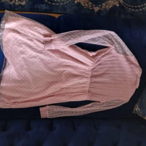 Rosa kortklänning från Shein - Söt rosa kortklänning från Shein med långärmade transparenta ärmar och prickigt mönster. Överdelen har stickad struktur med kabelmönster och kjolen är lätt och luftig. Perfekt för dig som gillar gulliga och romantiska vibes😇😍🥰