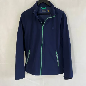 Ralph Lauren windbreaker  - Riktigt soft vindjacka av Ralph Lauren, storlek M. Modellen är 185, riktigt fint skick! Modellen är 185.