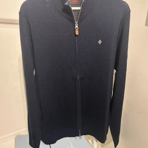Marinblå kofta från Morris - Snygg marinblå kofta från Morris med hel zip. Helt ny med tags kvar(Endast testad)!! Kan gå ner i pris vid snabb affär:)