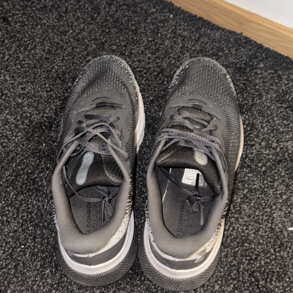 Svarta Under Armour HOVR sneakers - 1