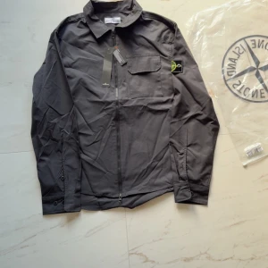Stone Island overshirt - Stone Island jacka i storlek Large, Helt ny och oanvänd fick den i present.