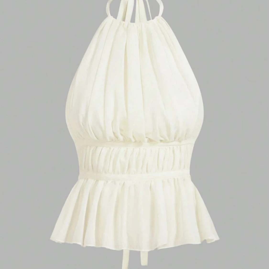 Vit omlott linnetopp med volang