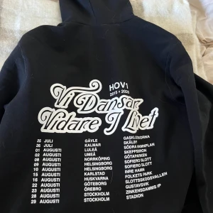 Svart Hov1 hoodie. Sista turnén  - Helt ny merch hoodie från Hov1 från deras sista turné. Känns som M i storlek 