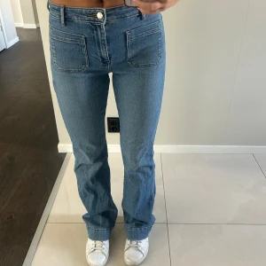 Wrangler flare jeans  - Säljer mina ljusblå flare jeans från Wrangler med bootcut form och medel/låg midja. 
