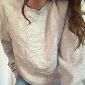 Grå sweatshirt  - En enkel och chill grå sweatshirt med rund hals och långa ärmar. Tröjan har en loose passform. Storlek S