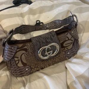 Brun axelväska  - så snygg brun väska i bra skick. Har ett litet hål i en av innerfickan men inget som stör väskans funktion! 