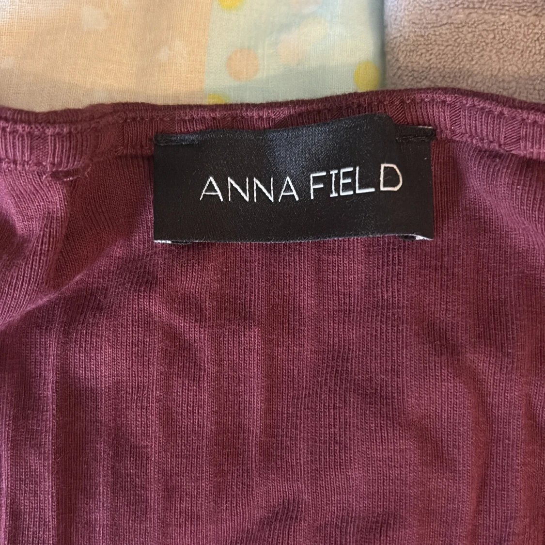 Ribbad vinröd topp från Anna Field - 1