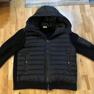 Moncler cardigan helt ny - Svart moncler cardigan. Helt ny inte ens använd för då den inte passar mig. Storlek XXL men passar dig som är L - XL. Pris kan diskuteras vid en snabb affär. 