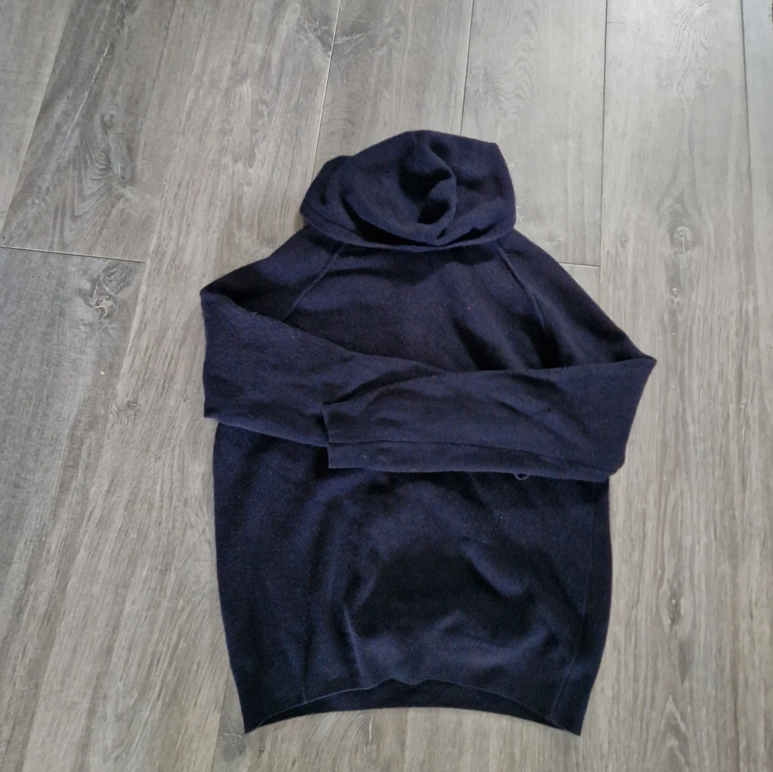 Mörkblå cashmere hoodie från Oscar Jacobson - 2