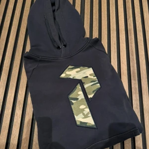 Svart hoodie - Svart hoodie 