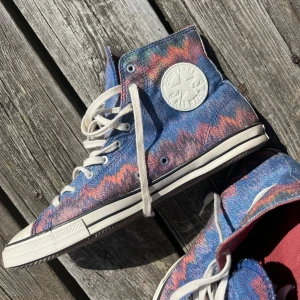 Missoni converse - Jättesnygga missoni converse i as coola färger🩷💙tycker dessa är såå snygga men de är tyvärr försmå😩😪storlek 40