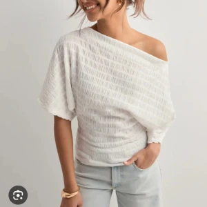 Vit T-shirt från Nelly!  - Säljer denna fina tröjan från Nelly som är slutsåld! Endast använd en gång och är i nyskick! 