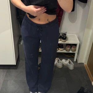 Mörkblå mjukisbyxor från Gina Tricot - Säljer ett par mörkblå mjukisbyxor från Gina Tricot i storlek Xs, men funkar bra som S💙använd fåtal gånger!