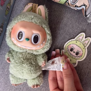 Äkta Labubu - Äka labubu säljes, köpt från whoopea.com , kan skicka kvitto om det behövs! Använd fåtalet gånger, 550kr ny!