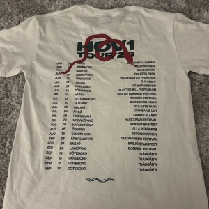 Vit Hov1 Tour 23 t-shirt  - Vit merch t-shirt från Hov1 i storlek S med Tour 23-tryck på ryggen och en krona broderad på bröstet! Aldrig använt.