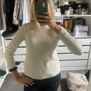 Vit stickad tröja med rund hals - Snygg vit stickad tröja med rund hals och långa ärmar. Från Uniqlo