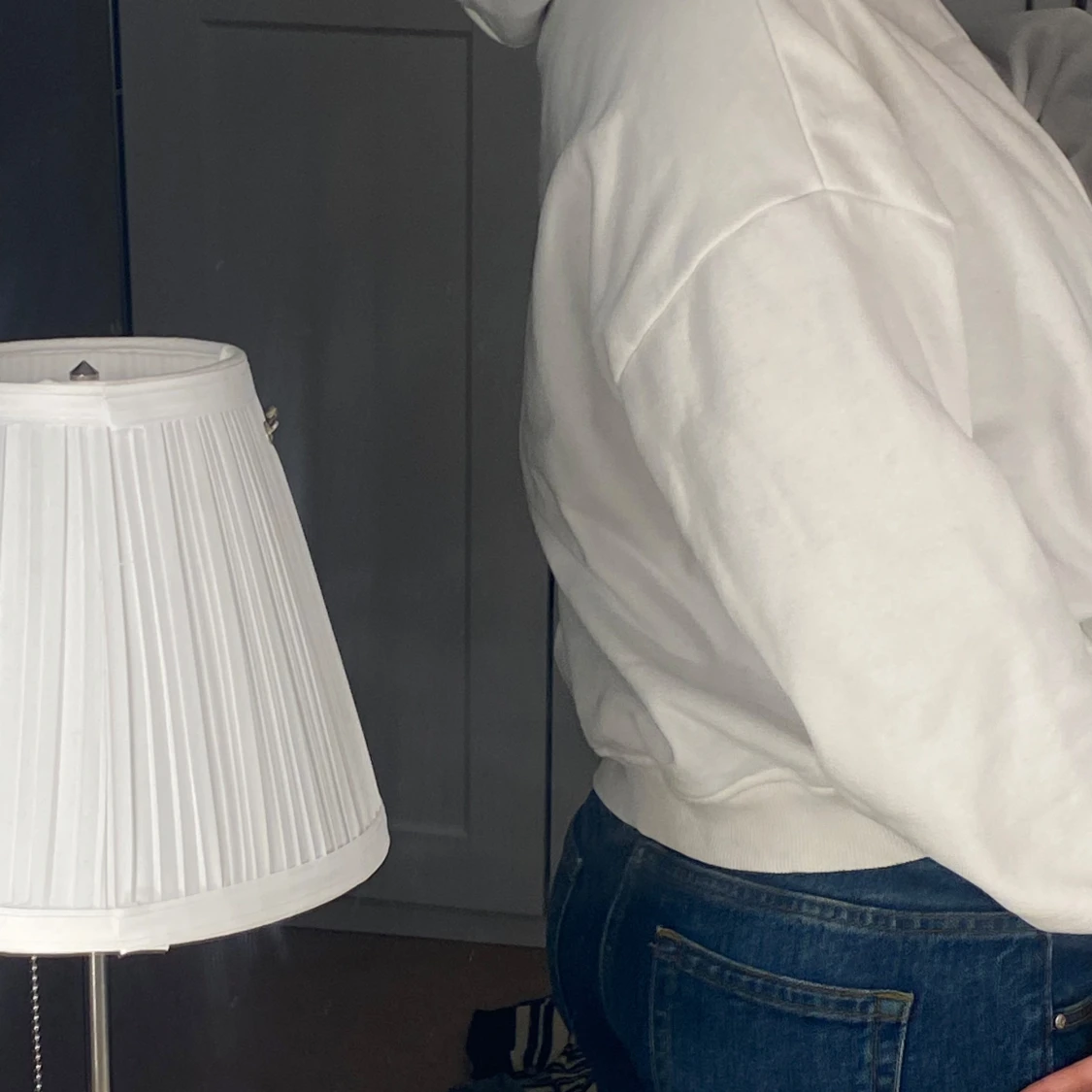 Vit hoodie med huva och ficka - 2