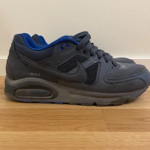 Nike Air Max 90 - Snygga Nike Air Max sneakers i en kombination av grått och blått. Skorna är 42 1/2 men passar i 43 1/2 