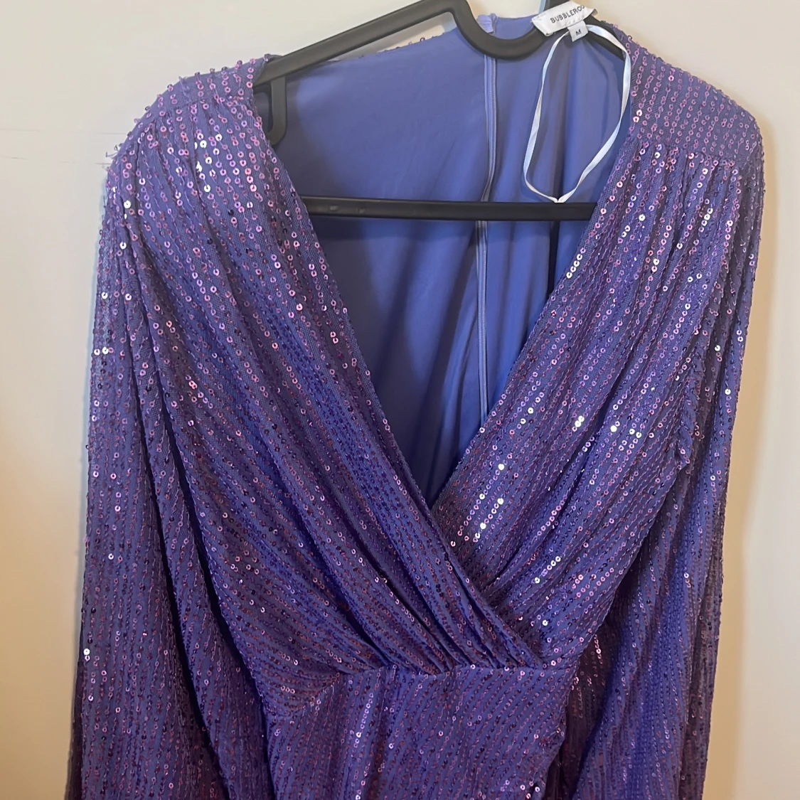 Lila glittrig omlottklänning  - 1
