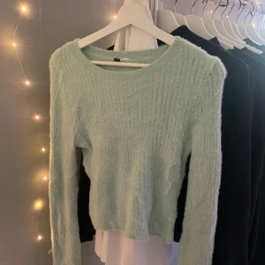 Mint blå tröja  - Fin mintblå tröja från H&M, storlek S. Jättemysig tröja med slits vid armarna. Använd fåtal gånger, nypris 149kr. Tröjan har legat i ett förråd ett tag, därav ser den inte lika fluffig ut som resterande bilder. Den tvättas och stryks självklart innan försäljning 🤍