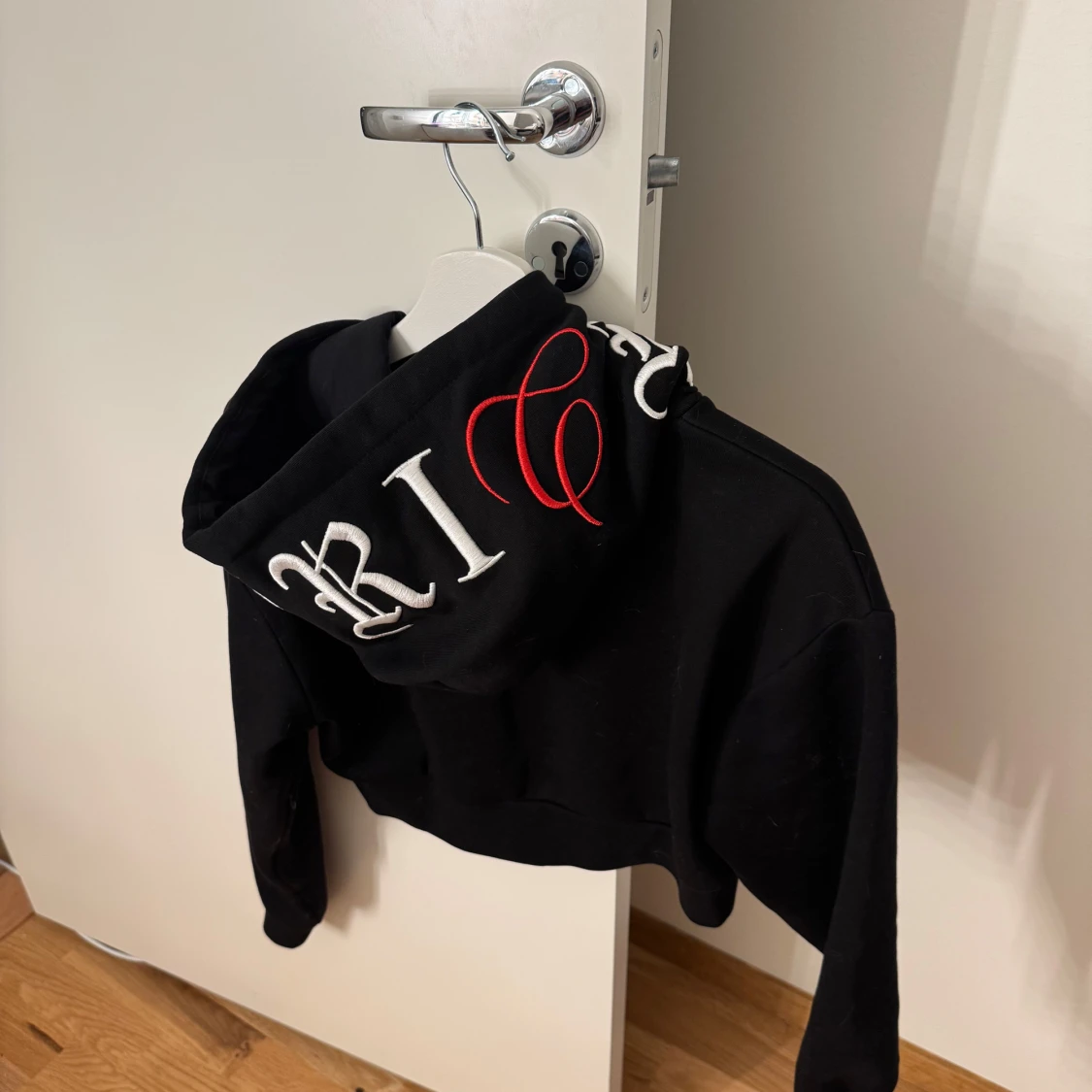 Svart croppad hoodie från Hoodrich - 2