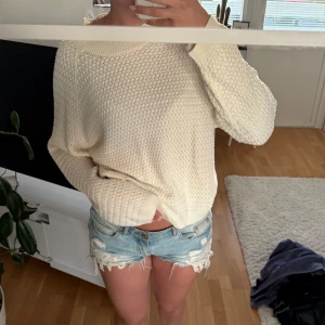 Stickad tröja - Säljer denna vita stickade tröja🩷I storlek Xl men för referens brukar jag ha xs/s