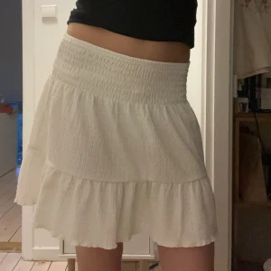 Vit volangkjol - Jättefin volangkjol från Gina tricot