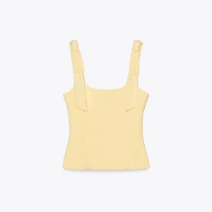 Zara Topp (byte av färg eller köp) - Trendig ljusgul ltopp med breda axelband som knyts i snygga rosetter. Toppen har en figurnära passform och är perfekt både för fest och till vardags. Enkel och stilren design som ger en fräsch vibe till din outfit. Dess utom ny och endast använd ca 2 gånger, kan gå ner i pris vid snabb affär 💞