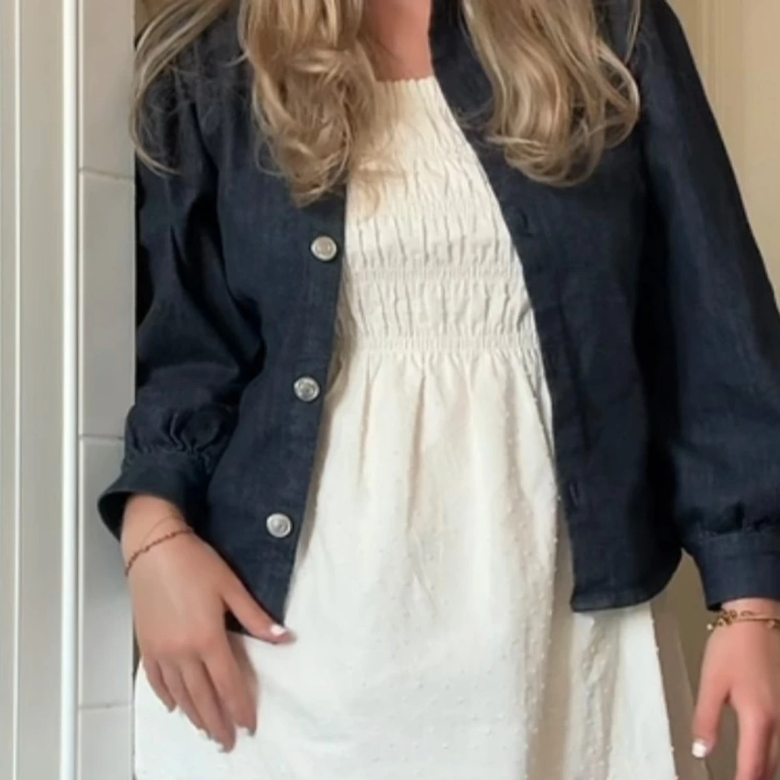 Vit långklänning med smock och prickar - 2