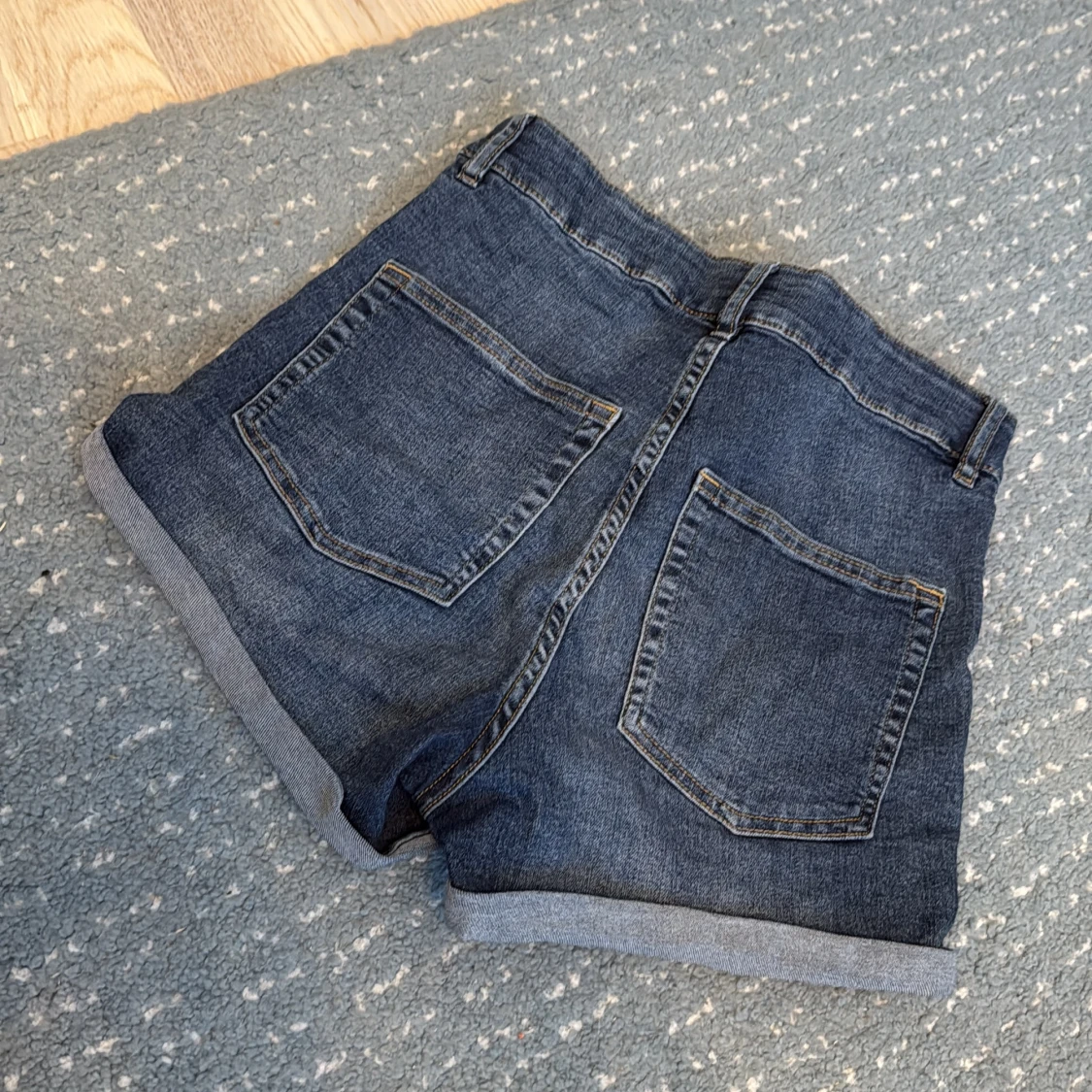 Mörkblå jeansshorts från Divided - 3