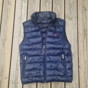 Ralph Lauren Väst  - Tjena! Säljer nu en riktigt schysst ralph lauren väst i färgen navy. Skicket på västen är 9/10. Nypris för denna ligger på 3400 kr. Har du några frågor eller funderingar så hör av dig // IC_RESELL 