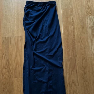 Mörkblå långkjol med en slits vid sidan  - Snygg mörkblå med slits på sidan. 