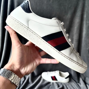 Gucci ace skor - Gucci ace skor | orginalstorlek uk8/42, passar mer 43, fråga om innermått vid osäkerhet | ingår: endast skorna | fraktar spårbart eller möts upp i Täby