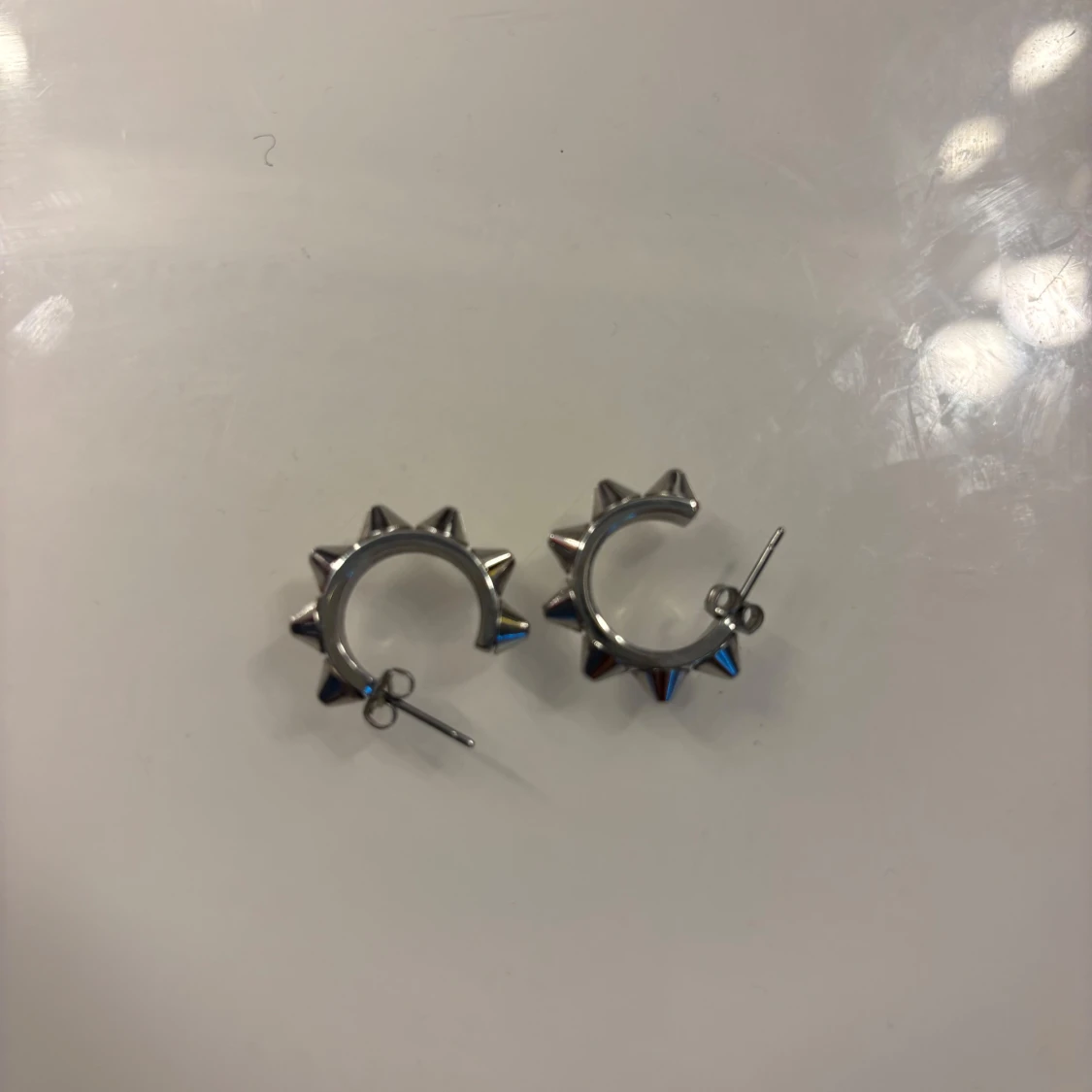 Edblad örhängen med nitar