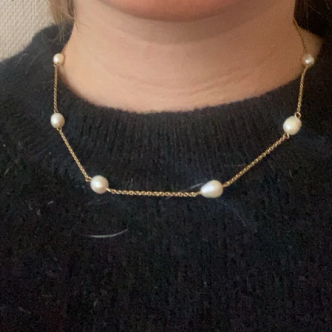 Guldhalsband med pärlor