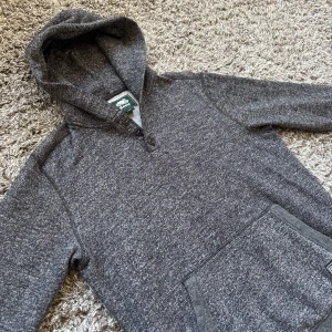 Stickad hoodie - Säljer denna riktigt feta stickade hoodien!⭐️Skick : 9,5/10!🤝Storlek S men passar också M!🙌Hör gärna av er om ni har funderingar!👍