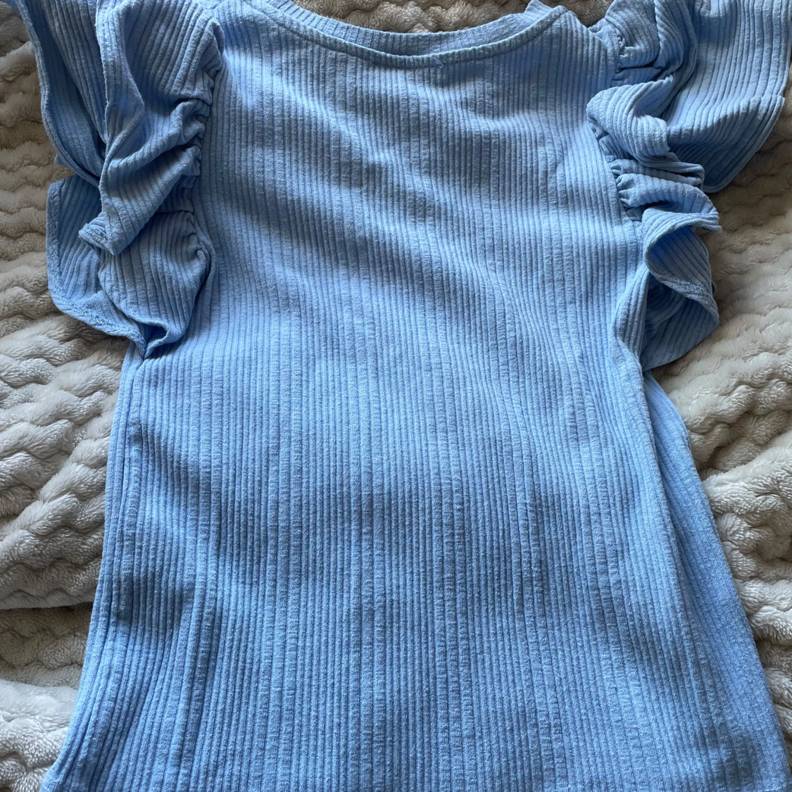 Ljusblå ribbad topp med volangärmar från Zara - 2