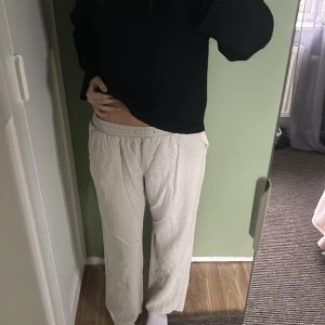 Beiga linnebyxor från Lindex - Säljer ett par beiga linnebyxor från Lindex med resår i midjan. Storlek 170