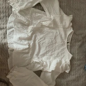Vit blus från Kapphal  - Säljer en vit blus från kapphal! Storlek:152💗 Meddela om du vill se hur den ser ut på! Användt endast en gång!💗