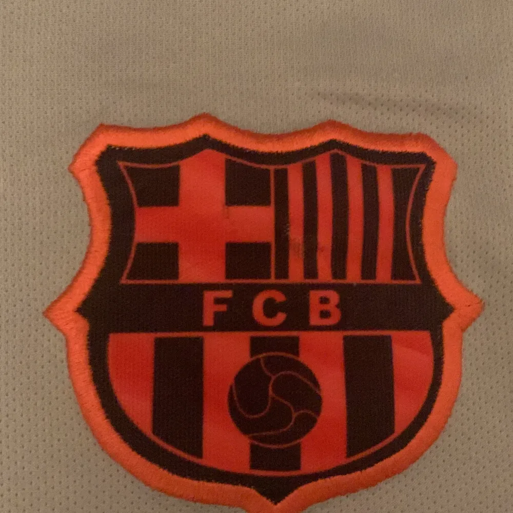 Snygg FC Barcelona fotbollströja i ljusgrått med blå och röda detaljer. Tryckt Rakuten-logga på bröstet, Nike swoosh och klubbmärke. Kort ärm och lätt, ventilerande material perfekt för match eller träning. Den är jätte fin Priset kan diskuteras.❤️. T-paidat.