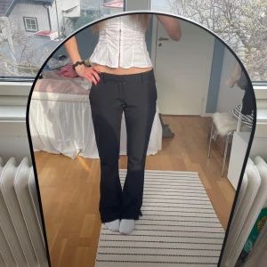 Lågmidjade kostymbyxor - Lågmidjade kostymbyxor från bikbok med slits❤️