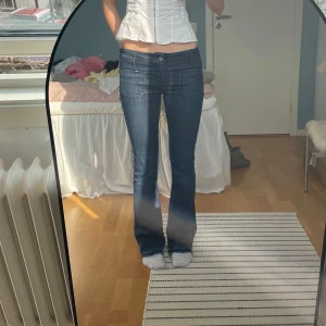 Snygga jeans  - Lågmidjade bootcut jeans från Dondup, slitna längst ner annars väldigt fint skick❤️