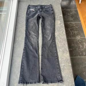 Utsvängda diesel jeans  - Snygga utsvängda jeans Inerbenslängd:87 midjemått rakt över:39 Midjehöjd:23