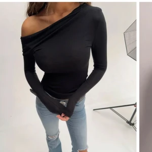 Svart oneshoulder topp - Trendig svart långärmad topp med oneshoulder-design. Använd 2 gånger du den inte riktigt är min stil!💕så tröjan är i nyskick 