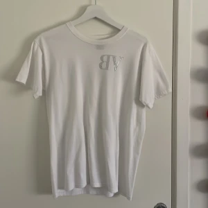 Vit t-shirt från bvaldi som är sjukt limiterad  - Säljer nu denna sjukt snygga och sällsynta vita T-shirten från bvaldi. Den är i sjukt bra skick knappt andvänd den är i storlek s. Det finns runt 15 stycken av denna limiterade T-shirten i hela Sverige 