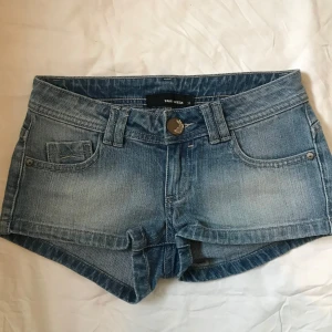 Lågmidjade jeans shorts  - De är i toppen skick utan några defekter tveka inte vid frågor 🤩midjemått:35cm