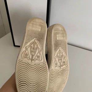 Nike Air Force 1 med vit sula - Nike Air Force 1 sneakers med klassisk vågig yttersula och unikt mönster under. Sulan är helt vit och har den ikoniska Air Force-designen. Perfekta för dig som gillar streetwear och tidlös stil. Fråga om fler bild vid köp! Det är inte Nike air force! Man får ej med box, fråga innan så du vet om!