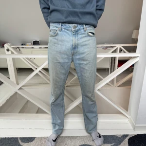 Ljusblå raka jeans- Just Junkies - Säljer ett par klassiska ljusblå jeans med rak passform och normal midja. Jeansen har fem fickor, gylf med dragkedja och knapp samt diskreta sömmar. Perfekta för en avslappnad stil.