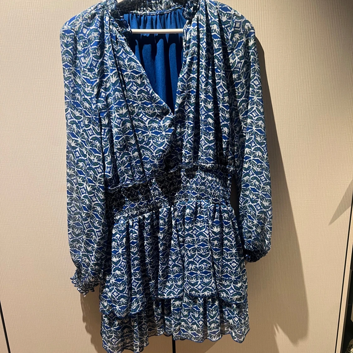 Blåmönstrad långärmad klänning  - 1