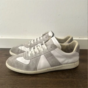 Maison margiela gats - Säljer nu dessa gats, använda och lite slitna men har mycket kvar att ge! . Strl 42 passar även 43 och 41